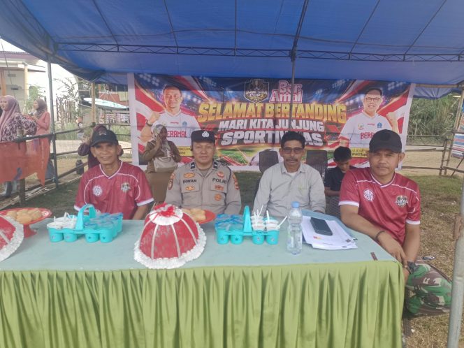 
 Polsek Mare Bersama Babinsa Amankan Turnamen Sepak Bola Mini di Desa Ujung Tanah