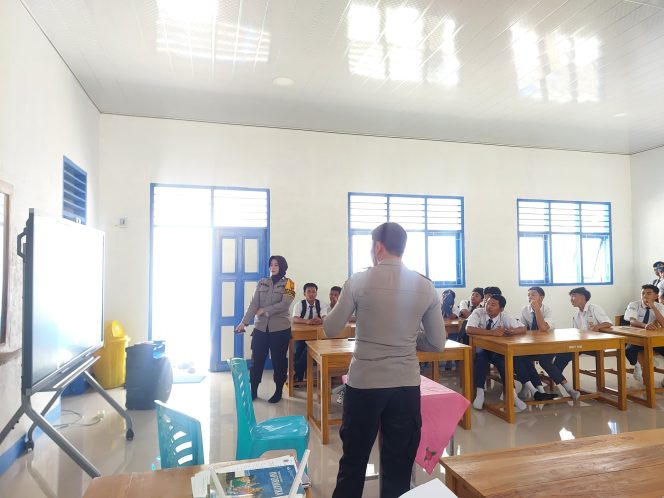 
 Bhabinkamtibmas Brigpol Elvira Sari Sosialisasikan SPMB SMA Kemala Taruna Bhayangkara di SMP Negeri 1 Palakka