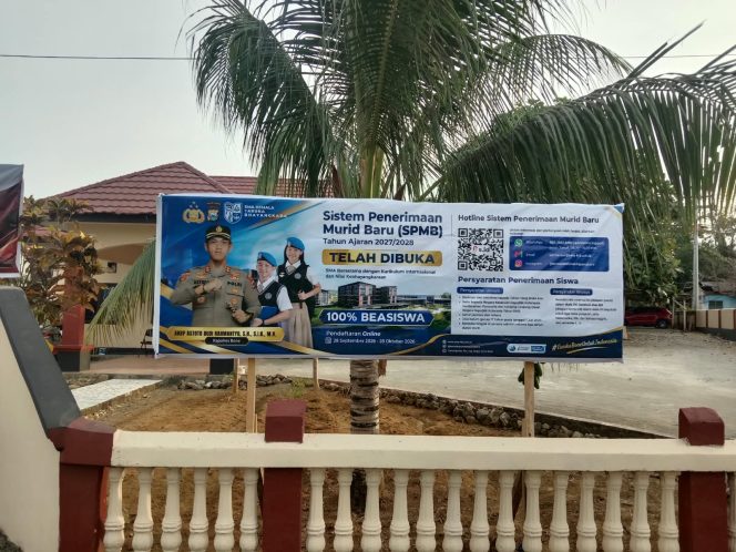 
 Sosialisasikan, SPMB, SMA, Kemala Taruna Bhayangkara, Personel, Polsek Ulaweng, Pasang Baliho, di Depan Mapolsek,
