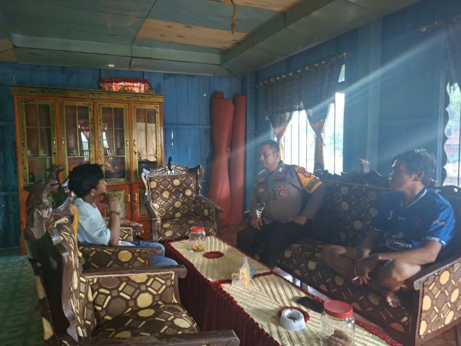 
 ‎Bangun Komunikasi Dekat dengan Masyarakat, Bhabinkamtibmas Bripka Arman Laksanakan DDS