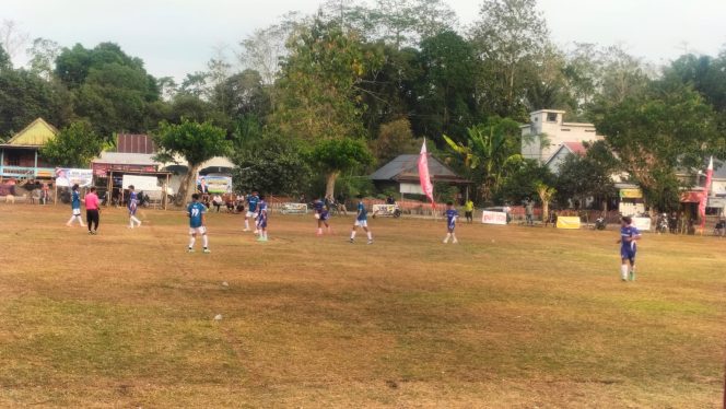 
 ‎Bhabinkamtibmas Pantau Jalannya Turnamen Sepak Bola Cup III di Desa Melle, Pastikan Semua Berjalan Lancar