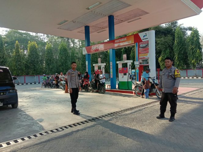 
 Ciptakan, Antrean BBM Aman, dan Tertib, Personel, Polsek Ulaweng, Hadir, di SPBU Akae,