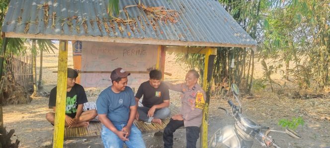 
 Bhabinkamtibmas Desa Mattampa Walie Laksanakan Pembinaan Sat Kamling