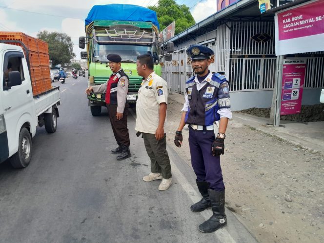 
 Antisipasi Kemacetan, Aiptu H. Sunardi, Bersama Dishub, dan Satpol PP, Atur Arus Lalu Lintas, di SPBU Akae,