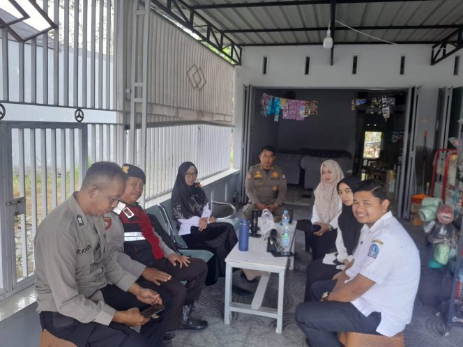 
 Perkuat Koordinasi, Pemantauan BBM, Kanit Samapta, dan Bhabinkamtibmas, Polsek Ulaweng, Sambangi, Satgas, di SPBU Akae,