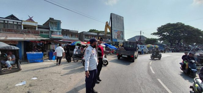 
 Aktivitas Pasar Terpantau, Polsek Ajangale Hadir Jaga Kelancaran Lalu Lintas