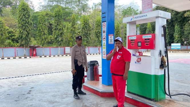 
 SPBU Akae, Sepi Tanpa Antrean, Aiptu Mukhsin, Pastikan Situasi, Tetap Kondusif,