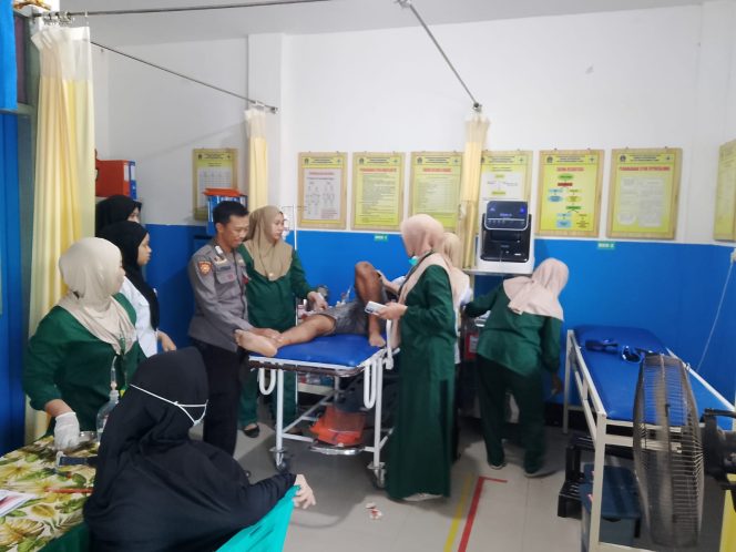 
 Respon Cepat Aduan Masyarakat, Personel Polsek Cina Tangani Laka Lantas