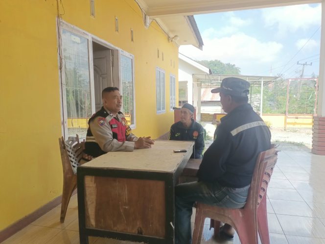 
 Bhabinkamtibmas, Polsek Ulaweng, Dialog, dengan Warga, Terkait, Persoalan, Batas Tanah,