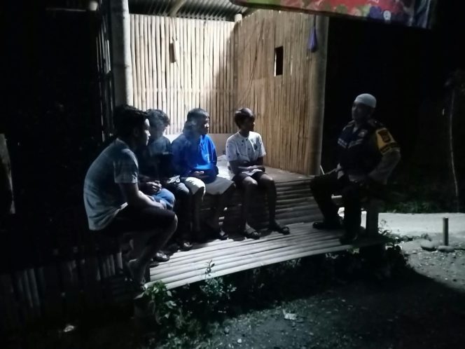 
 Jaga Kamtibmas, Bhabinkamtibmas, Polsek Ulaweng, Aiptu Mustamin, Sambangi, Pemuda, di Pos Kamling, Dusun Nengo,