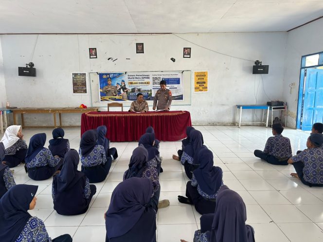 
 Jembatani Cita-Cita Pelajar, Bhabinkamtibmas Kenalkan SMA Kemala Taruna Bhayangkara