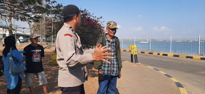 
 Sampaikan Pesan Kamtibmas, Personil Temui Pengguna Jasa