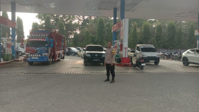 
 Antrean Panjang, Pengisian BBM, di SPBU Akae, Aiptu Mukhsin, dan Bripka Wahyuddin, Lakukan Pengamanan,
