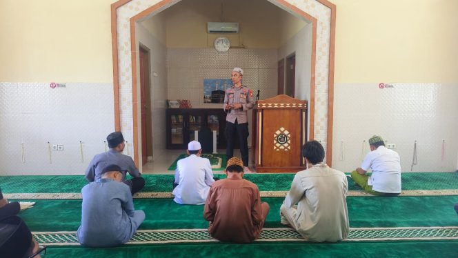
 KBO Sat Binmas Polres Bone Sampaikan Pesan Kamtibmas kepada Jemaah Masjid Ikhlas Al Athirah