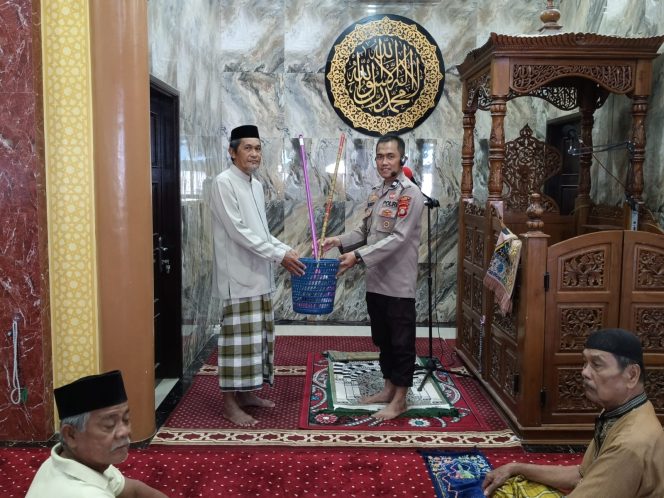 
 Sat Binmas Polres Bone Sampaikan Pesan Kamtibmas kepada Jemaah Masjid Nurul Iman