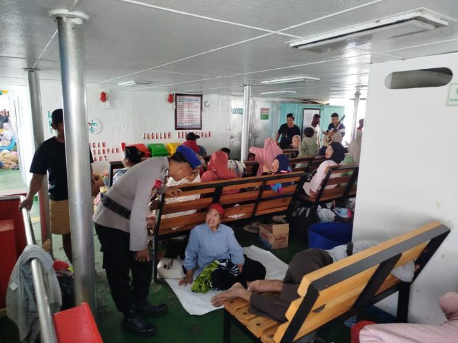 
 Lakukan Sambang Diatas Kapal Ferry, Personel Satpolairud Polres Bone Beri Imbauan Ini Kepada Penumpang