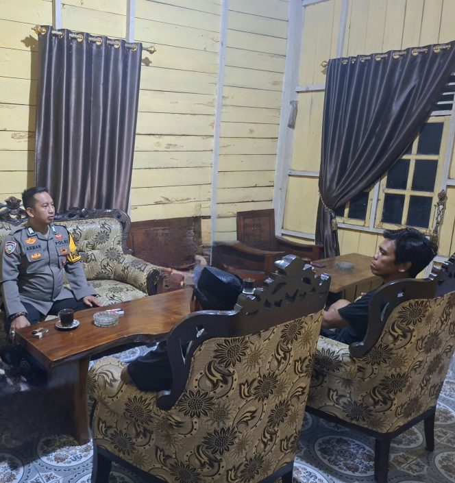 
 Bripka Arman Sambangi Warga, Sampaikan Pesan Kamtibmas untuk Ciptakan Lingkungan Aman dan Kondusif
