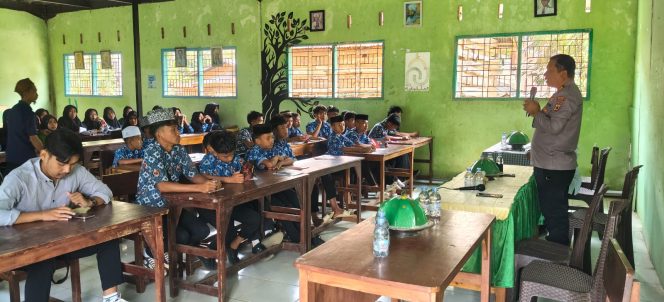
 Kapolsek Cina Berikan Sosialisasi Hukum dan Pencegahan Bullying di Lingkungan Pondok Pesantren