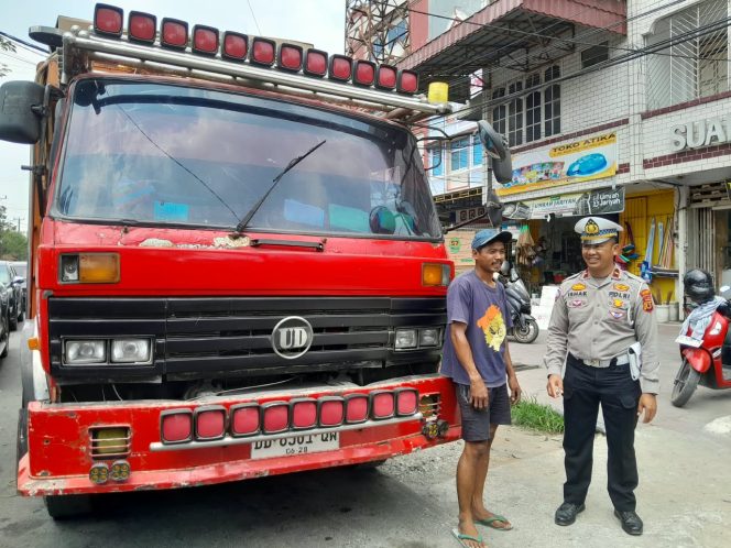 
 Polantas Karib Satlantas Polres Bone Edukasi Sopir Angkutan Barang Soal Tertib Lalu Lintas