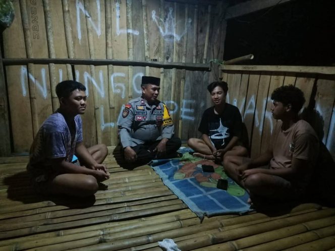 
 Jalin Keakraban, dengan Warga, Bhabinkamtibmas, Polsek Ulaweng, Sambangi, Warga, di Pos Kamling, Dusun Nengo,