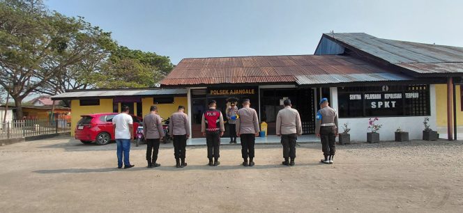 
 Kedisiplinan Jadi Napas Pengabdian, Personel Polsek Ajangale Awali Tugas dengan Apel Pagi