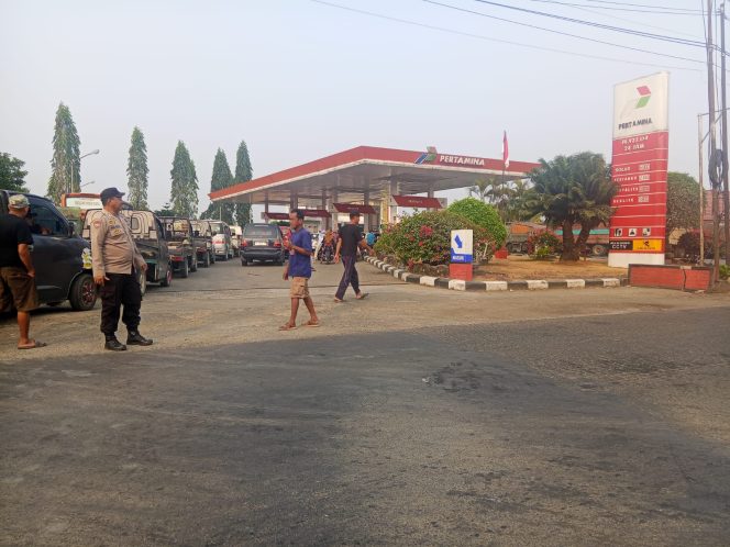 
 Anggota Piket Jaga Polsek Mare Laksanakan Pengaturan Lalu Lintas di Depan SPBU Karella Mare