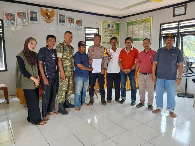 
 Bhabinkamtibmas Desa Data Bersama Babinsa dan Perangkat Desa Laksanakan Problem Solving, Perselisihan Berakhir Damai