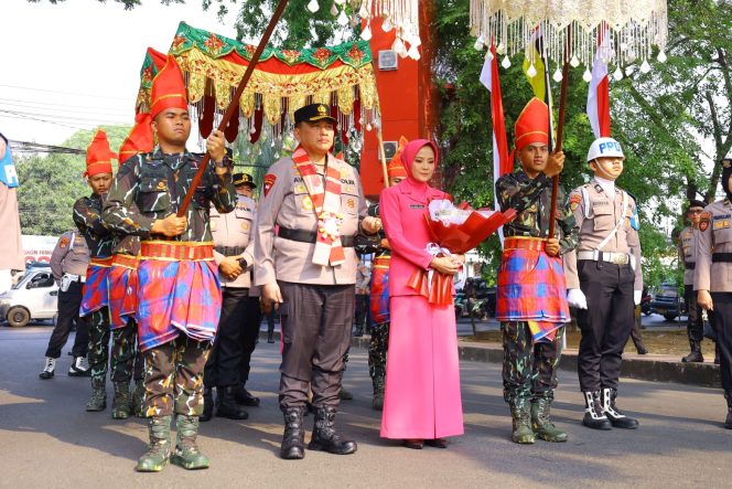 
 Polda Sulsel Gelar Tradisi Penyambutan Kapolda Baru dan Pelepasan Irjen Pol. Djuhandhani Rahardjo Puro di Mapolda Sulsel