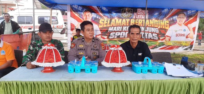 
 Polsek Mare Bersama TNI Amankan Turnamen Sepak Bola Mini di Desa Ujung Tanah
