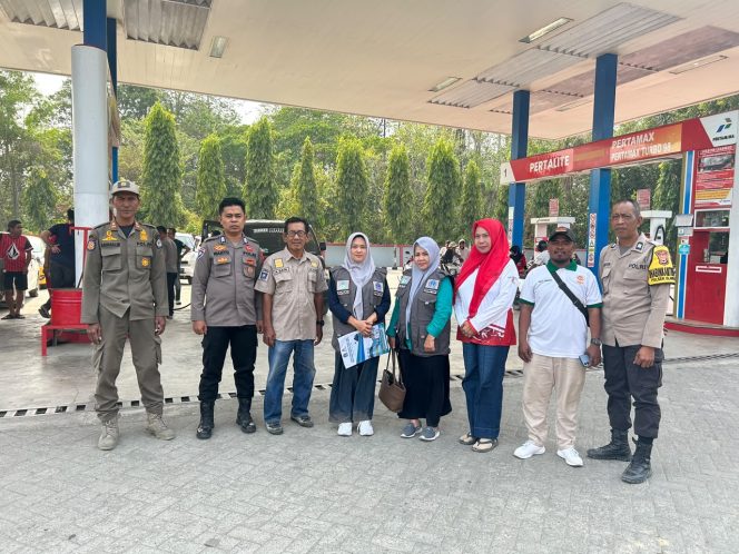 
 Pastikan, Penyaluran, BBM Tertib, Personel, Polsek Ulaweng, Bersama, Tim Gabungan, Satgas, Pemkab Bone, Lakukan, Pengawasan, di SPBU, Akae,