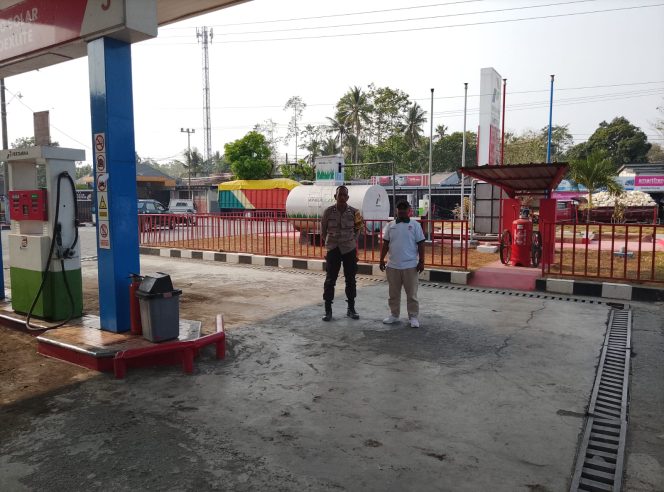 
 Pantau Rutin, SPBU Akae, Aiptu Mukhsin, Pastikan, Situasi, Tetap Kondusif,