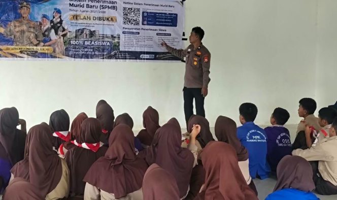 
 ‎Bhabinkamtibmas Desa Jaling Sosialisasikan SPMB SMA Kemala Taruna Bhayangkara di SMPN 2 Awangpone