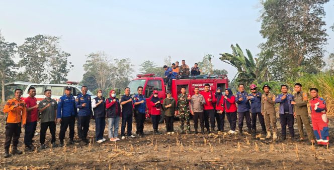 
 ‎Personel Polsek Awangpone Bersama TNI dan Damkar Tangani Kebakaran Kebun Jagung di Desa Paccing