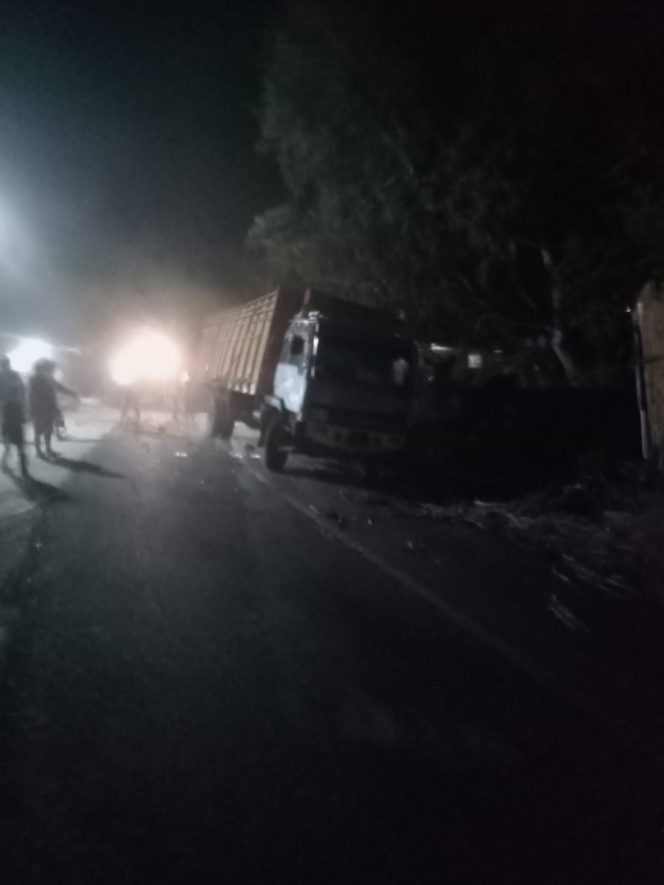
 SIGAP DAN PEDULI, ANGGOTA POLSEK MARE BERSAMA MASYARAKAT GOTONG ROYONG EVAKUASI MOBIL KECELAKAAN DI DESA MARIO