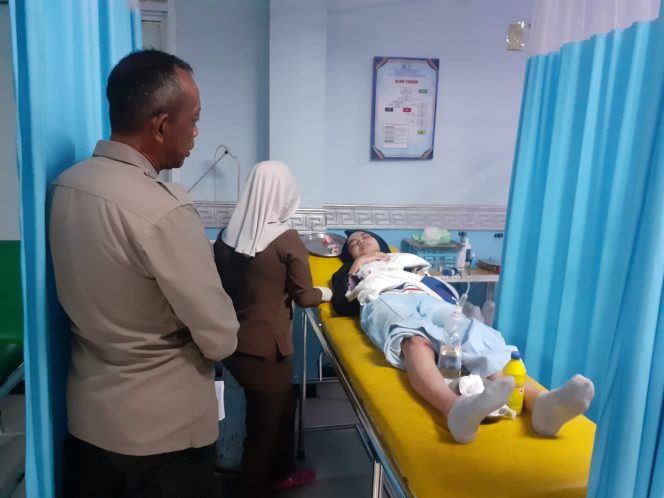
 Personel, Polsek Ulaweng, Cek Kondisi, Korban Kecelakaan, Lalu Lintas, di Puskesmas, Tacipi,