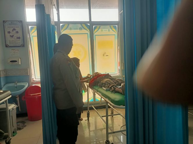 
 Cek, Korban Laka Tunggal, di Puskesmas Tacipi, Personel, Polsek Ulaweng, Pastikan Kondisi, Korban,