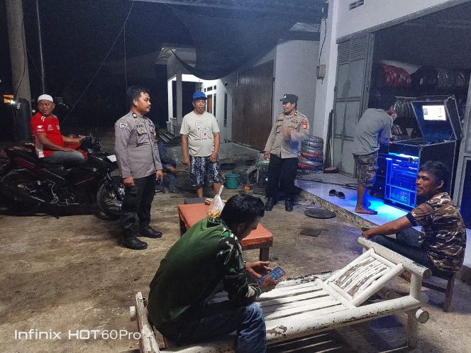 
 Patroli Dialogis Malam Hari, Polsek Cina Sosialisasikan Salam Polri “Polisi Bersama Masyarakat”