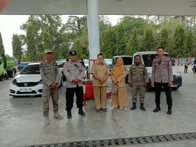 
 Sinergitas, Polsek Ulaweng, dan Satgas Gabungan, Pemkab Bone, Pantau, Penyaluran BBM, di SPBU Akae,