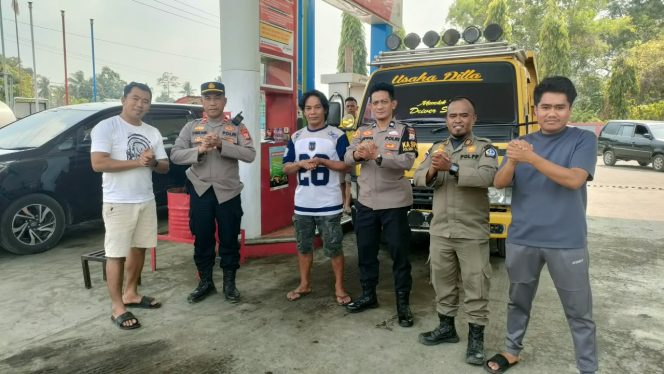
 Kapolsek Ulaweng, Sosialisasikan, Tagline Polri, “Salam Polisi, Polisi Bersama Masyarakat” kepada Sopir, di SPBU, Akae,