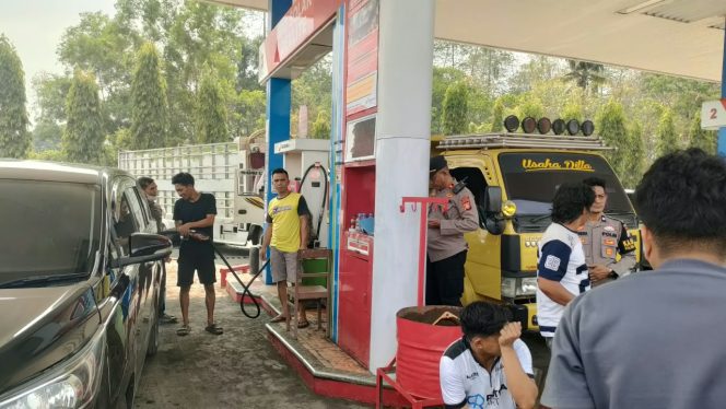 
 Kapolsek Ulaweng, Pantau Antrean, Pengisian BBM, di SPBU Akae, Pastikan, Situasi, Tetap Kondusif,