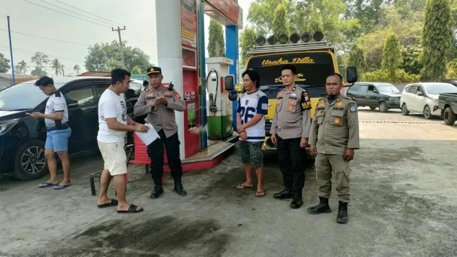 
 Kapolsek Ulaweng, Temui Pimpinan, SPBU Akae, di Tengah Padatnya, Antrean, Pengisian BBM,