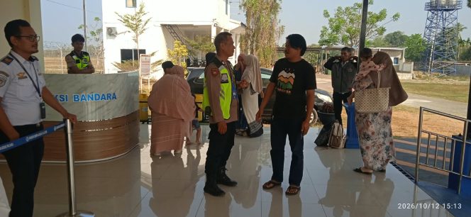 
 ‎Bhabinkamtibmas Polsek Awangpone Pantau Kedatangan dan Keberangkatan Pesawat ATR Fly Jaya