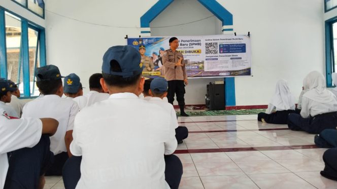 
 Polsek Cina Polres Bone Sosialisasikan SPMB SMA Taruna Kemala Bhayangkara di SMPN 4 Cina