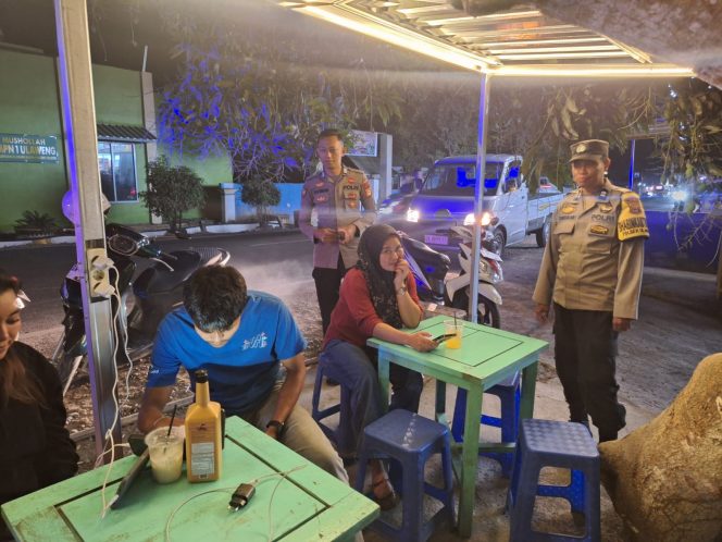 
 Ciptakan, Situasi Kamtibmas, Kondusif, AIPTU Andi Hendra, Pimpin, Patroli, Blue Light, Polsek Ulaweng,