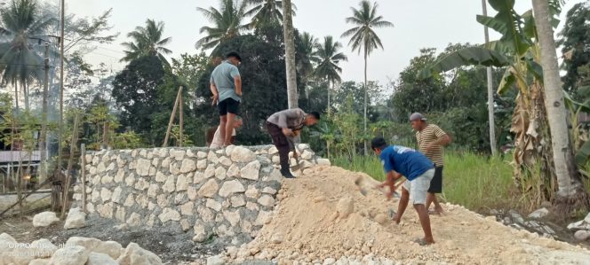 
 Polisi Hadir Di Masyarakat, Bhabinkamtibmas Desa Ajangpulu Dan Desa Kanco Pantau Kegiatan Masyarakat