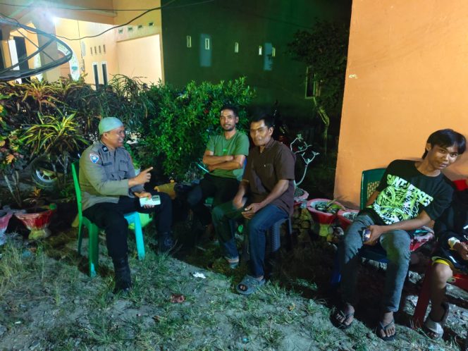 
 Polsek Cina Polres Bone Jabarkan Slogan Kapolri “Polisi Bersama Masyarakat” Melalui Sambang Warga