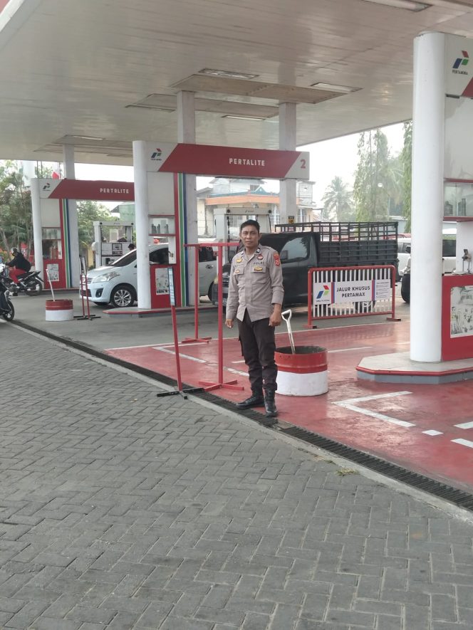 
 Personel Polsek Mare Aiptu Muh. Irfan L. Laksanakan Pengamanan di SPBU Karella Mare