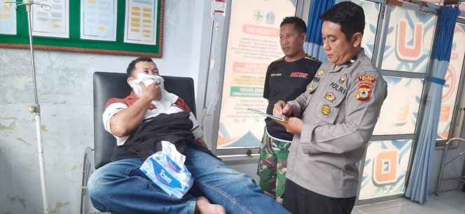 
 Respons Cepat, Anggota Piket Jaga Polsek Mare Bawa Korban Tabrak Lari ke Puskesmas