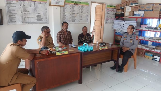 
 Bhabinkamtibmas Desa Mario Sambangi Kantor Desa, Bahas Rencana Pembangunan dan Kamtibmas
