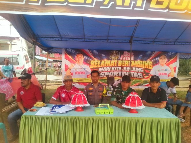 
 Polsek Mare Bersama TNI Amankan Turnamen Sepak Bola Mini di Desa Ujung Tanah
